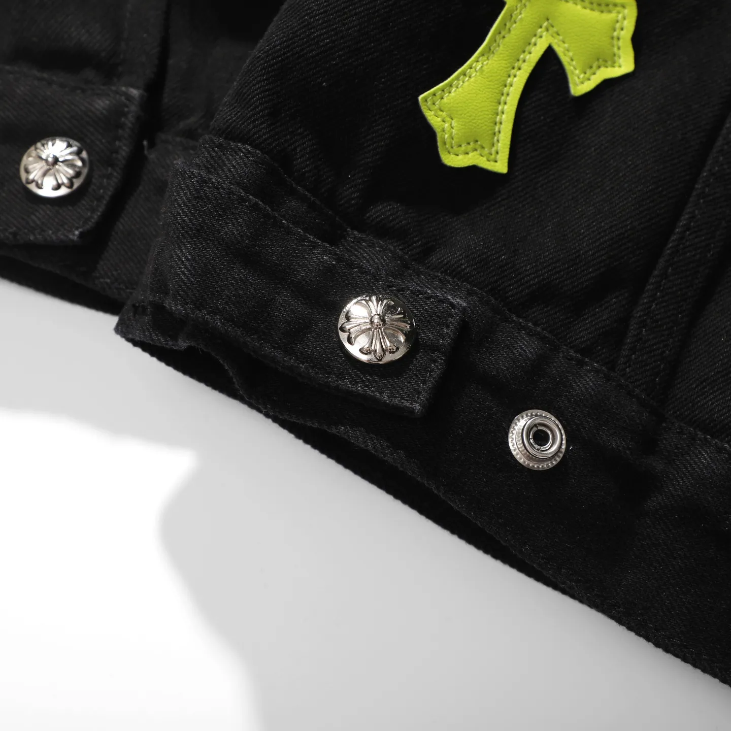 P340 ChromeHearts CH ChromeHearts Lamb Wool Collar Jacket Black Denim Jacket Colorful Cross Patchwork Leather Suede Lamb Wool Lining Fashionable and Personalized Super versatile and good-looking denim jacket Suitable for both men and women A must-have item Packaging Tag Collar Label Washed Wheat Complete Color: Black Size: S-XL